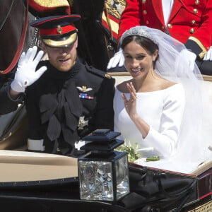 Le prince Harry, duc de Sussex, et Meghan Markle, duchesse de Sussex, en calèche au château de Windsor après la cérémonie de leur mariage au château de Windsor, Royaume Uni.