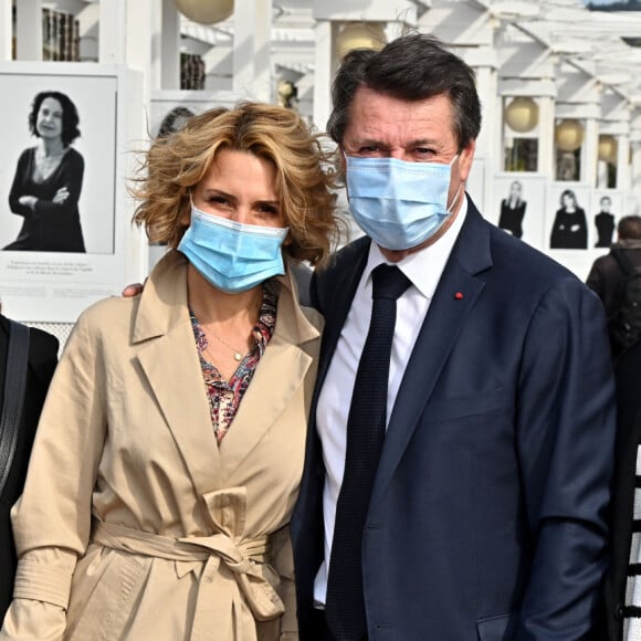 Christian Estrosi, maire de Nice, et son épouse Laura Tenoudji assistent au vernissage de l'exposition "Libres et Égales" de la photographe Sylvia Galmot (en masque rose), sur la Promenade des Anglais à Nice. © Bruno Bebert / Bestimage