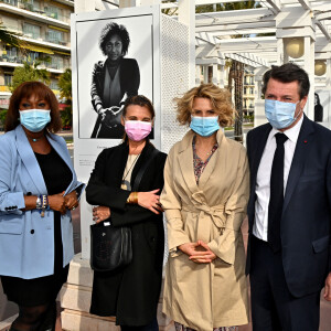 Christian Estrosi, maire de Nice, et son épouse Laura Tenoudji assistent au vernissage de l'exposition "Libres et Égales" de la photographe Sylvia Galmot (en masque rose), sur la Promenade des Anglais. Nice, le 8 mars 2021. © Bruno Bebert / Bestimage