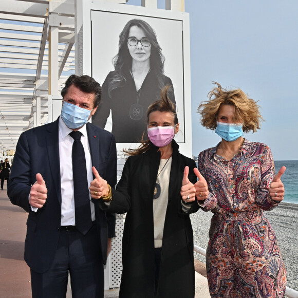 Christian Estrosi, maire de Nice, et son épouse Laura Tenoudji assistent au vernissage de l'exposition "Libres et Égales" de la photographe Sylvia Galmot (au milieu), sur la Promenade des Anglais. © Bruno Bebert / Bestimage