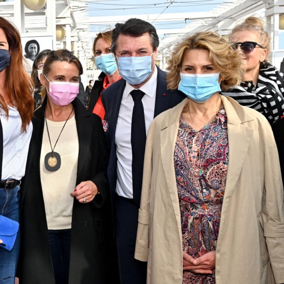 Christian Estrosi, maire de Nice, et son épouse Laura Tenoudji assistent au vernissage de l'exposition "Libres et Égales" de la photographe Sylvia Galmot, sur la Promenade des Anglais. Nice, le 8 mars 2021. © Bruno Bebert / Bestimage