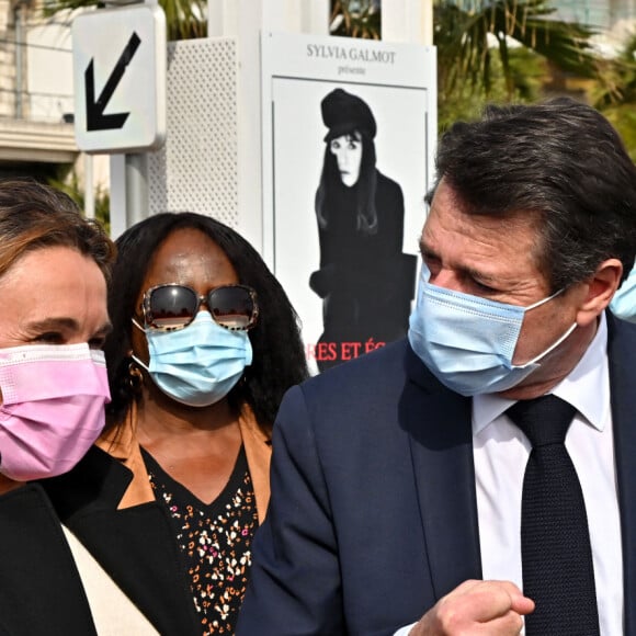 Christian Estrosi, maire de Nice, et son épouse Laura Tenoudji assistent au vernissage de l'exposition "Libres et Égales" de la photographe Sylvia Galmot, sur la Promenade des Anglais. Nice, le 8 mars 2021. © Bruno Bebert / Bestimage