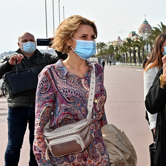 Laura Tenoudji assiste au vernissage de l'exposition "Libres et Égales" de la photographe Sylvia Galmot (à droite), sur la Promenade des Anglais. Nice, le 8 mars 2021. © Bruno Bebert / Bestimage