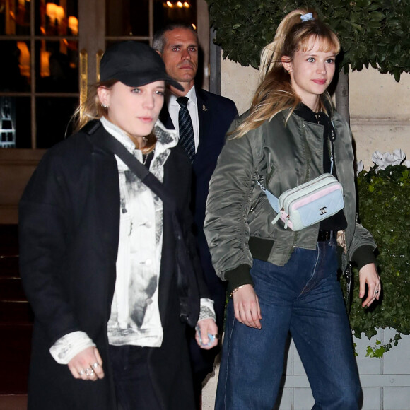 Exclusif - La chanteuse Angèle et Marie Papillon à la sortie de l'hôtel Ritz à Paris en marge de la fashion week prêt-à-porter automne-hiver