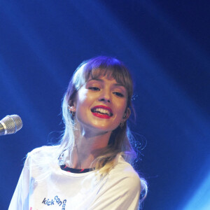 La chanteuse Angèle donne un concert au piano - 3e édition de l'évènement "Run to kick" à Louvain-la-Neuve en Belgique, le 27 septembre 2020.