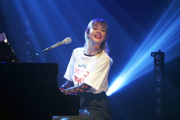 La chanteuse Angèle donne un concert au piano - 3e édition de l'évènement "Run to kick" à Louvain-la-Neuve en Belgique, le 27 septembre 2020.
