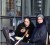 Exclusif - Chloe Sevigny et son compagnon Sinisa Mackovic boivent un café sur un banc avec leur fils Vanja dans les rues de New York, le 24 janvier 2021.