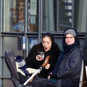Exclusif - Chloe Sevigny et son compagnon Sinisa Mackovic boivent un café sur un banc avec leur fils Vanja dans les rues de New York, le 24 janvier 2021.