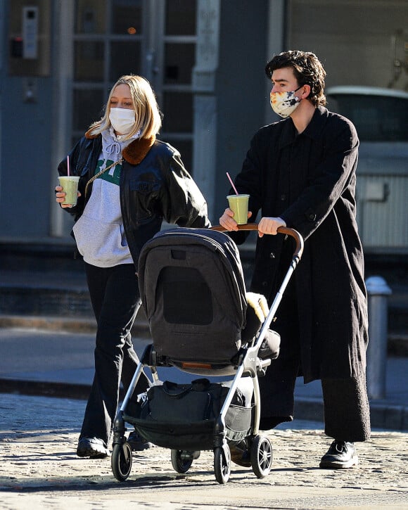 Exclusif - Chloe Sevigny et son mari Sinisa Mackovic se promènent avec leur petit garçon à New York pendant l'épidémie de coronavirus (Covid-19), le 10 janvier 2021.