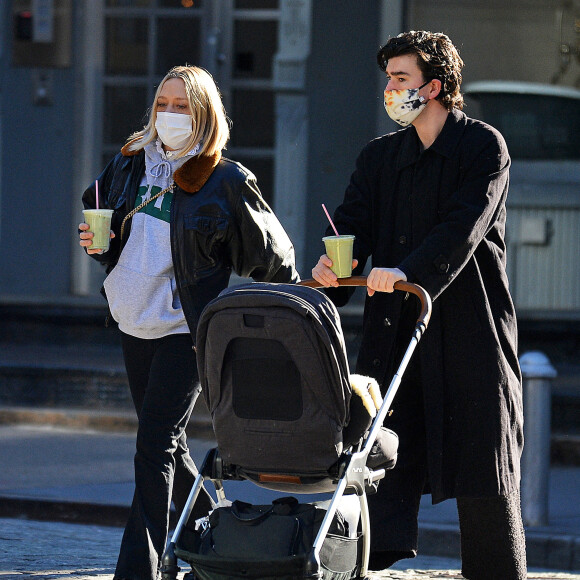 Exclusif - Chloe Sevigny et son mari Sinisa Mackovic se promènent avec leur petit garçon à New York pendant l'épidémie de coronavirus (Covid-19), le 10 janvier 2021.