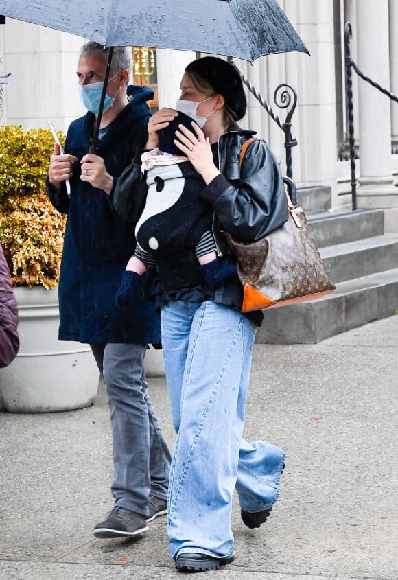 Exclusif - Chloë Sevigny et son bébé visitent un appartement à New-York le 17 octobre 2020.