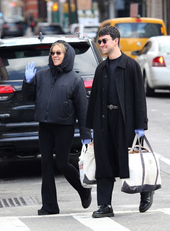 Exclusif - Chloe Sevigny (enceinte) et son compagnon vont faire leurs courses avec des gants de protection dans les rues désertes de New York en pleine épidémie de coronavirus (COVID-19) le 17 mars 2020.