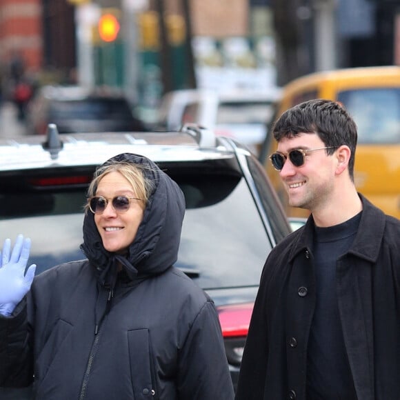Exclusif - Chloe Sevigny (enceinte) et son compagnon vont faire leurs courses avec des gants de protection dans les rues désertes de New York en pleine épidémie de coronavirus (COVID-19) le 17 mars 2020.