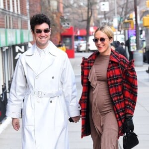 Exclusif - Chloë Sevigny, enceinte, dévoile son baby bump lors d'une sortie avec son compagnon Sinisa Mackovic à New York, deux mois avant leur mariage secret.
