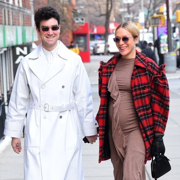 Exclusif - Chloë Sevigny, enceinte, dévoile son baby bump lors d'une sortie avec son compagnon Sinisa Mackovic à New York, deux mois avant leur mariage secret.
