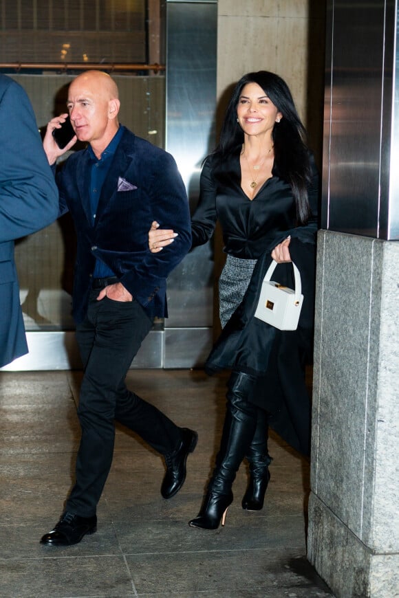 Exclusif - Le fondateur du site "Amazon", Jeff Bezos et sa compagne Lauren Sanchez quittent le restaurant "Nobu 57" après y avoir dîné avec des amis à New York, le 3 mars 2020.  Exclusive - Jeff Bezos and Lauren Sanchez are spotted out to dinner for the second night in a row in New York City. The 56-year-old businessman and his partner were seen leaving Nobu 57 restaurant with friends before making their way to an awaiting SUV. March 3, 2020. 