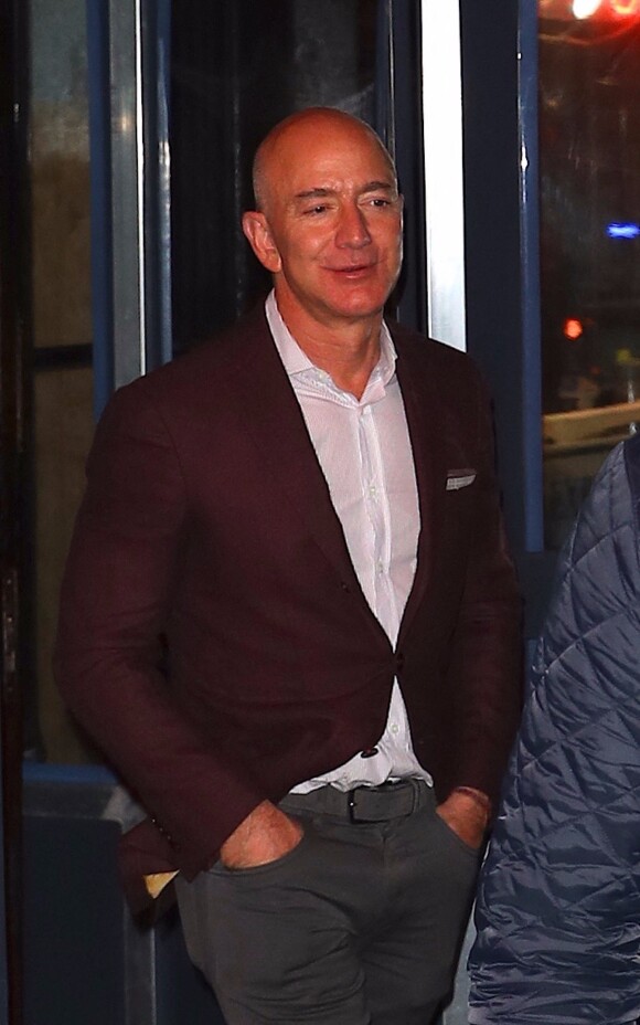 Exclusif - Jeff Bezos et sa compagne Lauren Sanchez quittent un restaurant à New York le 3 mars 2020.  New York, NY - EXCLUSIVE - Amazon CEO Jeff Bezos and girlfriend Lauren Sanchez leave Carbone after dinner together in NYC. The couple brave the camera flashes and return to their ride. Shot on 03/02/20. 