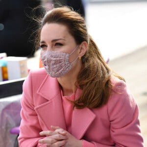 Kate Middleton, duchesse de Cambridge, en visite à l'école 21 à Londres.