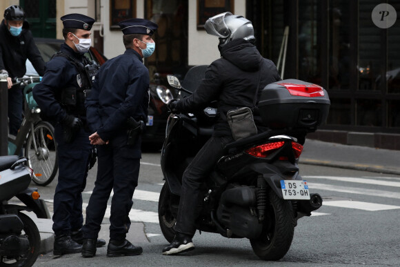 Renforcement des contrôles policiers pour vérifier les attestations de circulation durant le confinement, Paris, le 13 novembre 2020 lors de l'épidémie de Coronavirus (COVID-19). . © Stéphane Lemouton / Bestimage