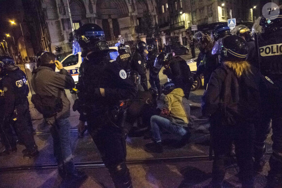 La police en intervention lors d'une manifestation des Gilets Jaunes à Marseille, le 2 février 2019.