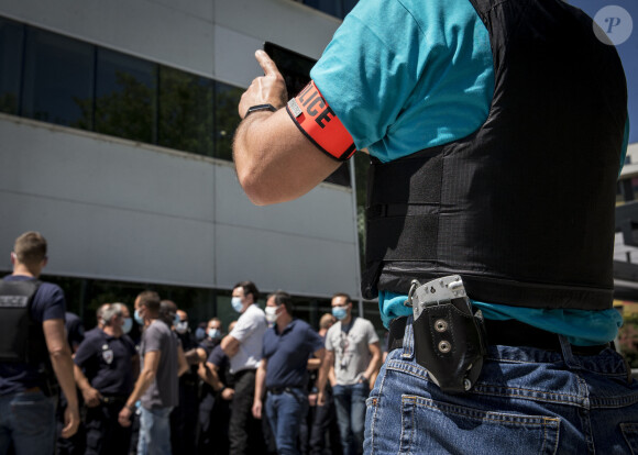 Des policiers manifestent devant le commissariat central de police de Strasbourg, le 12 juin 2020.
