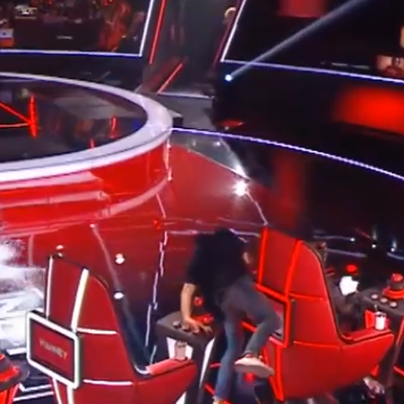 Vianney casse le système des fauteuils dans "The Voice 2021" - TF1, Émission du 13 mars 2021