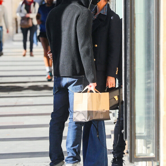 Exclusif - Laeticia Hallyday et son compagnon Jalil Lespert à la sortie du domicile de Jalil à Paris le 9 novembre 2020.