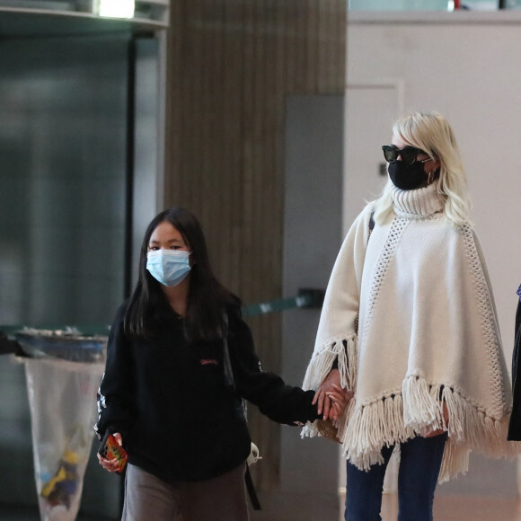 Exclusif - Laeticia Hallyday et ses filles Jade et Joy arrivent à l'aéroport de Roissy-Charles-de-Gaulle à Paris en provenance de Los Angeles, le 12 octobre 2020.