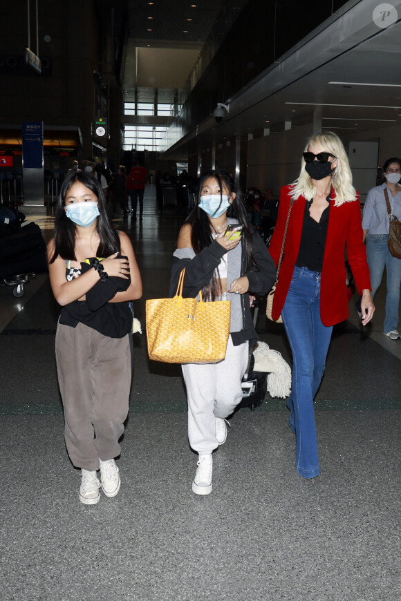 Laeticia Hallyday et ses filles Jade et Joy ont quitté la villa de Los Angeles pour se rendre à l'aéroport LAX de Los Angeles et prendre un vol à destination de Paris, le 11 octobre 2020.