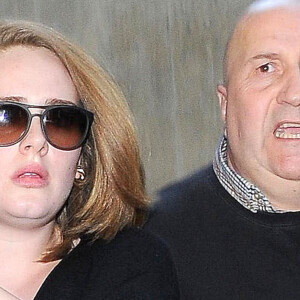 La chanteuse Adele et son fils Angelo Konecki arrivent à l'aéroport LAX de Los Angeles le 3 janvier 2015 entourés de nombreux photographes.