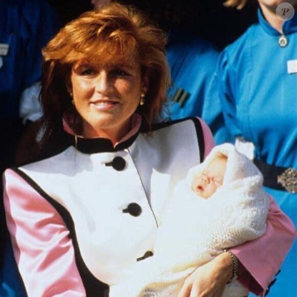 Eugénie d'York, bébé en mars 1990 dans les bras de sa maman Sarah Ferguson.