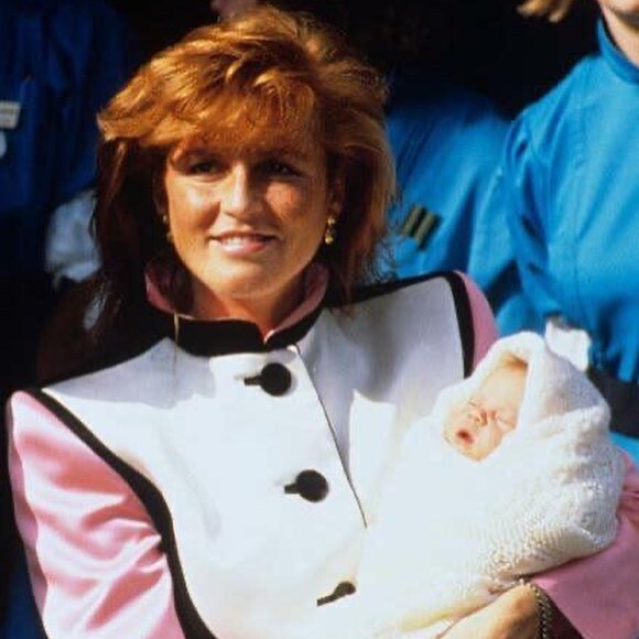 Eugénie d'York, bébé en mars 1990 dans les bras de sa maman Sarah Ferguson.