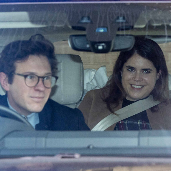 La princesse Eugénie d'York et son mari Jack Brooksbank avec leur fils quittent l'hôpital de Portland, Royaume Uni, le 12 février 2021.