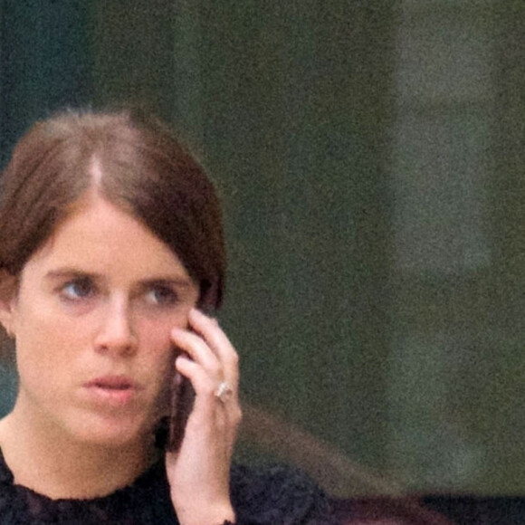 La princesse Eugenie d'York porte une robe en dentelle noire et des bottes à talons dorées à Londres le 27 septembre 2019