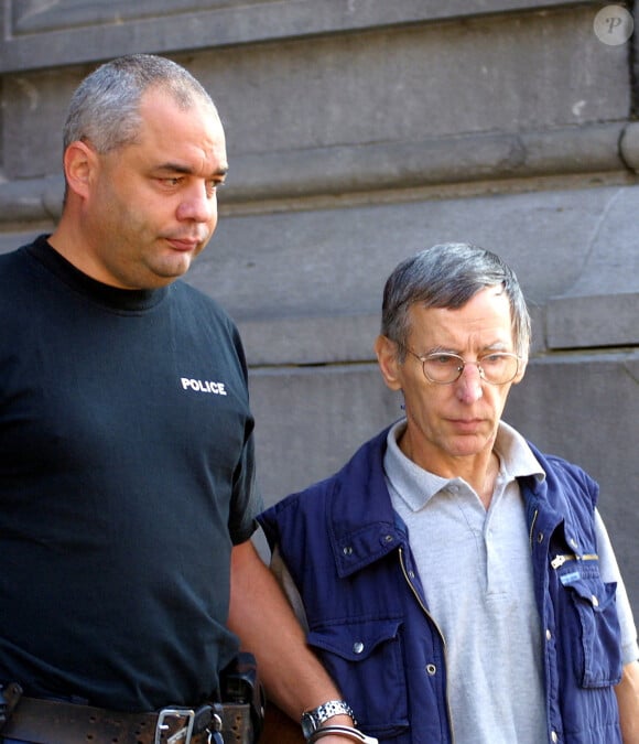Michel Fourniret escorté par la police à la cour de justice de Dinant en Belgique.