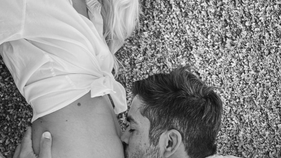 Devon Windsor enceinte pour la première fois : elle dévoile son petit baby bump
