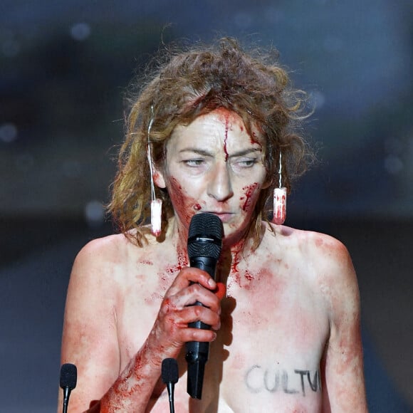 Corinne Masiero sur scène lors de la 46e cérémonie des César à l'Olympia à Paris. © Pierre Villard/ Pool / Bestimage