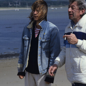 Archives - Le chanteur Renaud au Touquet, lors du tournage du vidéo clip "Morgane de toi" réalisé par Serge Gainsbourg en juin 1984.