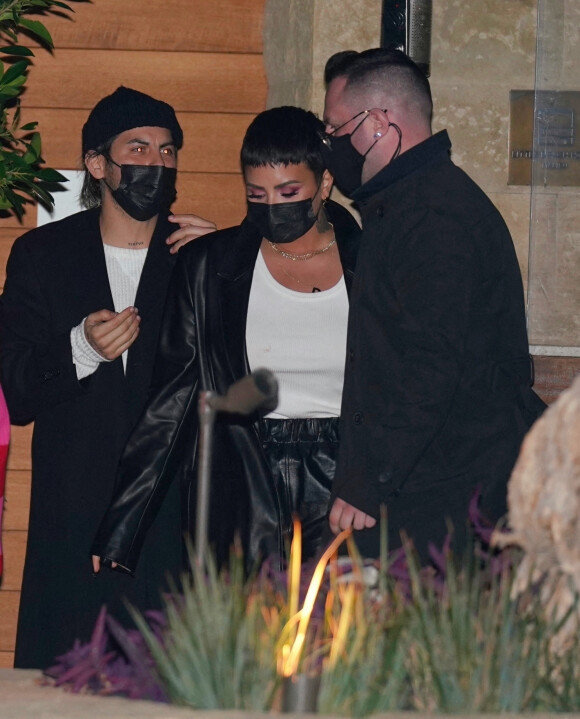 Exclusif - Demi Lovato quitte le restaurant Soho House avec des amis à Malibu le 12 mars 2021.