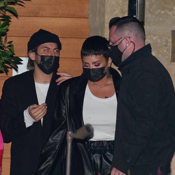 Exclusif - Demi Lovato quitte le restaurant Soho House avec des amis à Malibu le 12 mars 2021.