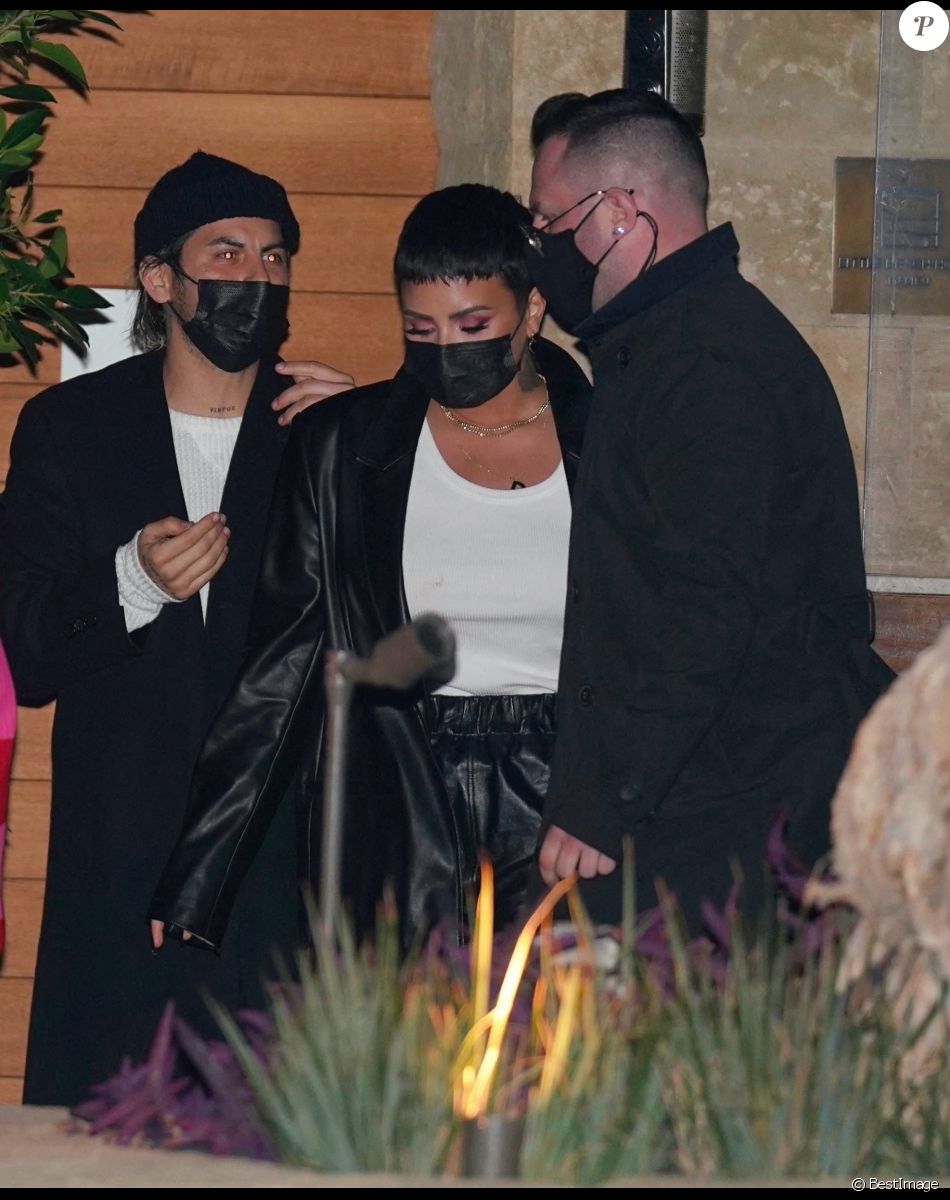 Exclusif - Demi Lovato quitte le restaurant Soho House avec des amis à Malibu le 12 mars 2021.