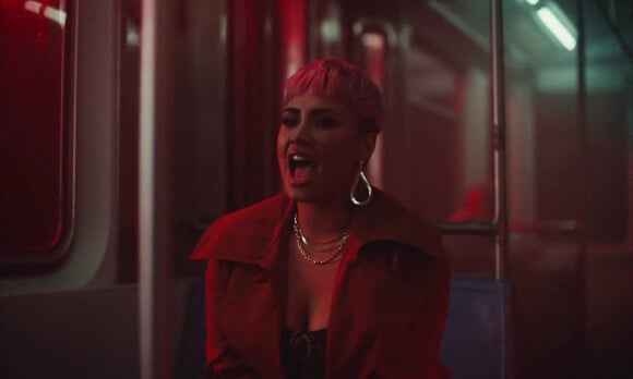 Demi Lovato dans le clip vidéo du titre "What Other People Say".