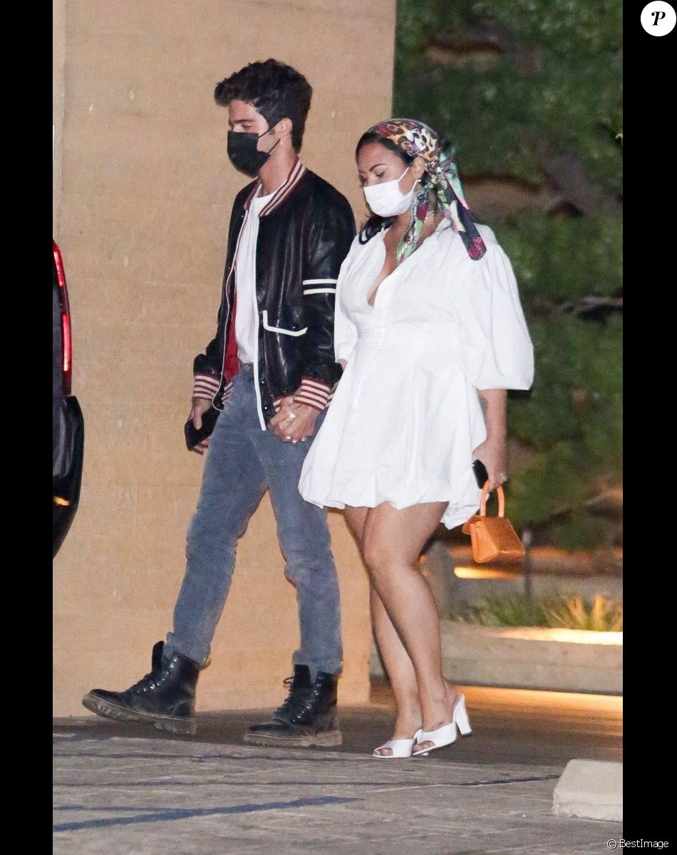 Demi Lovato et son fiancé Max Ehrich sont allés diner en amoureux au restaurant Nobu dans le quartier de Malibu à Los Angeles. Le 29 août 2020.