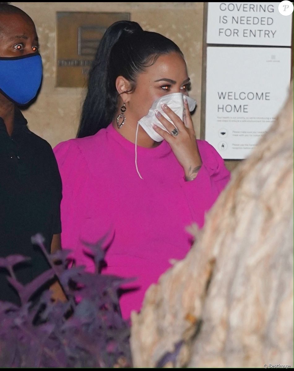 Demi Lovato est allée diner avec son fiancé Max Ehrich et son amie Nikita Dragun au restaurant Nobu dans le quartier de Malibu à Los Angeles. Le 7 août 2020.