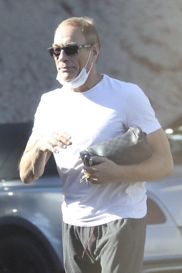Exclusif - Jean-Claude Van Damme et sa compagne Alena Kaverina sont allés déjeuner avec une amie au restaurant Mel's Drive-In à West Hollywood, Los Angeles, le 14 juillet 2020.