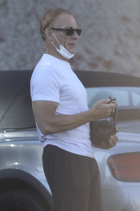 Exclusif - Jean-Claude Van Damme et sa compagne Alena Kaverina sont allés déjeuner avec une amie au restaurant Mel's Drive-In à West Hollywood, Los Angeles, le 14 juillet 2020.