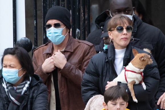 Semi Exclusif - Jean Claude Van Damme et sa compagne Alena Kaverina, arrivent sur le lieux du tournage du film "Le dernier mercenaire" à Paris le 12 octobre 2020.