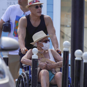 Exclusif - Jean-Claude Van Damme, qui pousse sa mère Eliana en chaise roulante, avec des amis sur l'île de Saint-Barthélémy est allé faire du shopping à Gustavia le 26 décembre 2020