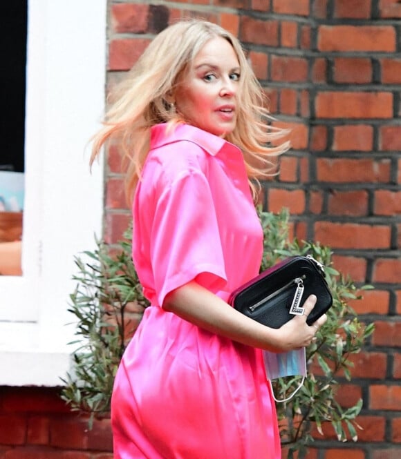 Exclusif - Kylie Minogue, tout de rose vêtue, se rend à un dîner à Londres, le 23 septembre 2020. La chanteuse australienne de 52 ans, sort un nouveau single "Magic", extrait de son prochain album intitulé 'Disco", prévu pour le 6 novembre 2020.