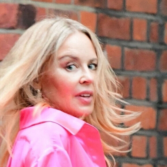 Exclusif - Kylie Minogue, tout de rose vêtue, se rend à un dîner à Londres, le 23 septembre 2020. La chanteuse australienne de 52 ans, sort un nouveau single "Magic", extrait de son prochain album intitulé 'Disco", prévu pour le 6 novembre 2020.